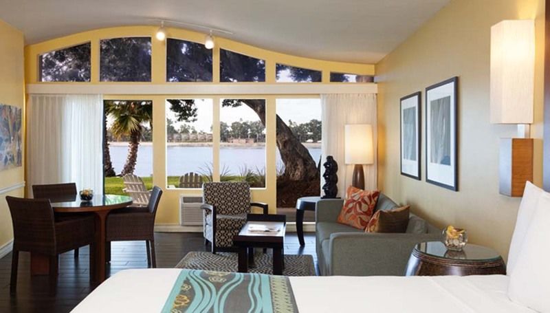 Paradise Point & 4*